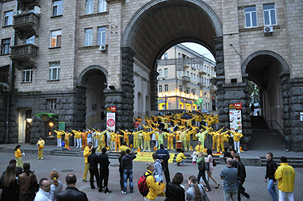2011年5月14日，乌克兰法轮功学员在基辅市中心展示法轮功功法，庆祝第12届世界法轮大法日
