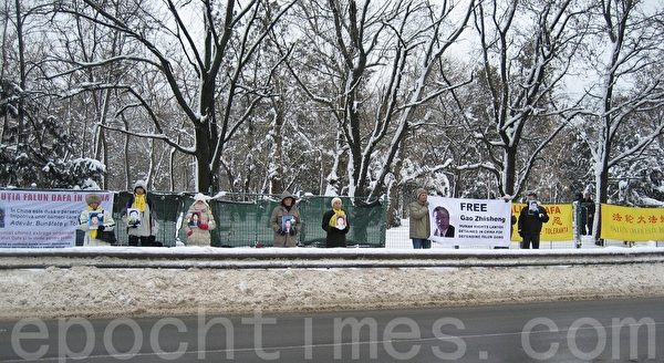 罗马尼亚首都布加勒斯特，2012年1月27日，法轮功学员在中使馆对面揭露中共迫害真相。（大纪元）   