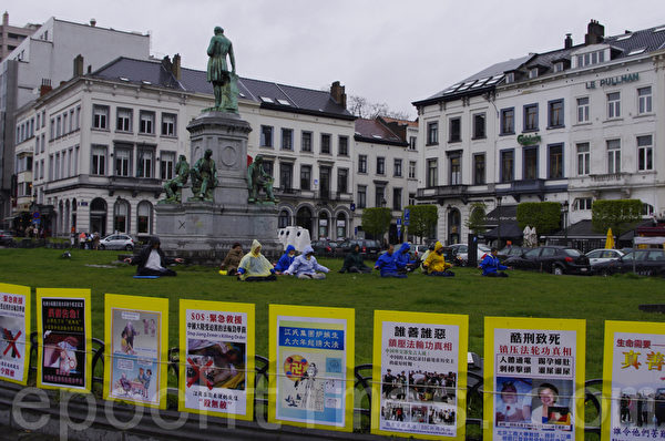 2012年4月25日，比利時法輪功學員在歐洲議會旁的盧森堡廣場紀念99年4.25和平上訪事件。（攝影：凌宇/大紀元）