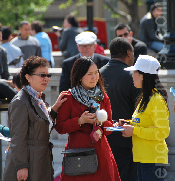 2012年5月14日，法輪功學員向中國民眾講真相。（杜航/大紀元）
