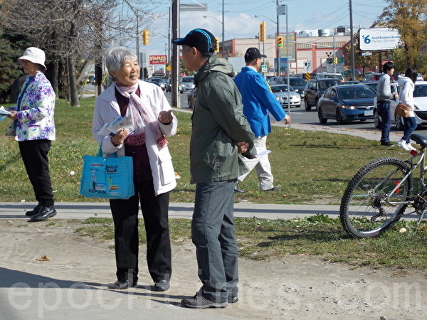 2012年10月21日下午，在加拿大多倫多華人聚集的「太古廣場」綠草坪上，舉行了「聲援1億2千6百萬三退大潮」的真相長城，和講真相勸三退活動。（大紀元）