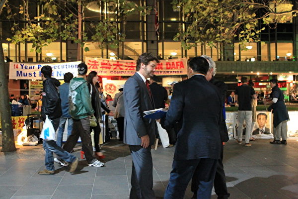 2013年4月25日晚上6点至8点，墨尔本部分法轮功学员在市政广场举行烛光活动，纪念“4.25”北京和平上访日。（陈明/大纪元）