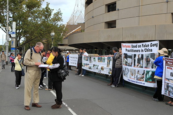 为纪念“4‧25和平大上访”，近百名墨尔本法轮功学员于2013年4月25日聚集在市中心王子桥，筑起真相长城，过往行人纷纷驻足了解真相。并在要求澳洲政府立法帮助杜绝活摘器官惨案的征签表上签名支持。（陈明/大纪元）