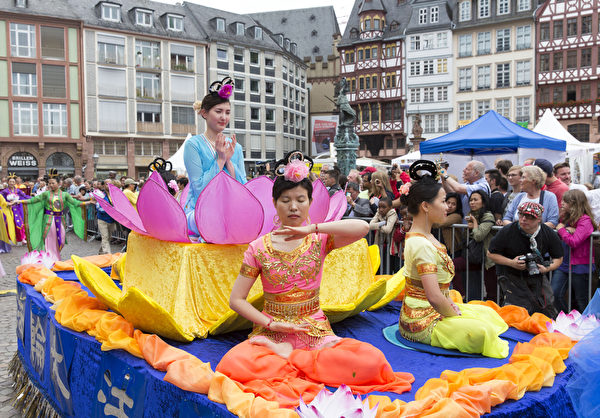 2014年6月28日，德国法兰克福文化节上法轮功学员的花车（Matthias Kehrein/大纪元）