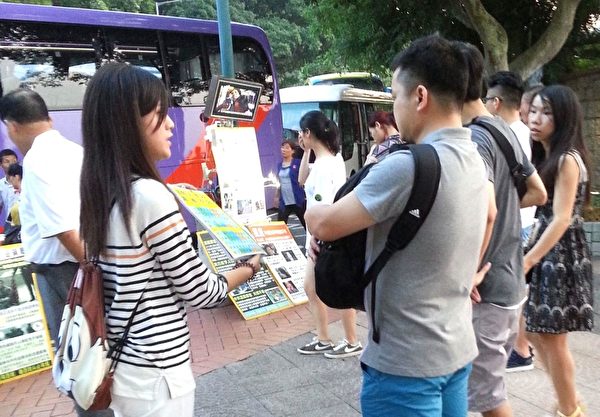 香港退党义工在向大陆游客讲真相。（明慧网）