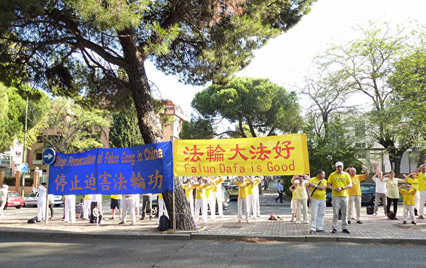 2014年10月3日，數百名來自歐洲各國的法輪功學員集聚在中使館前，抗議中共15年的殘酷迫害。（林達/大紀元）