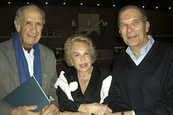 日内瓦BFM剧院副院长Didier Bron（右一）和两位朋友已经在期盼明年的神韵演出（章乐/大纪元）                               