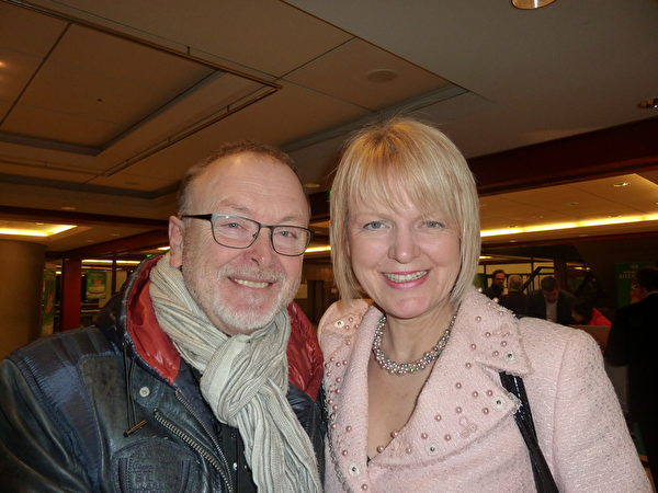 欧洲央行秘书长Susan Ritter夫人与先生Werner Ritter观看了3月14日神韵国际艺术团在法兰克福世纪大厅的演出，他们非常感动，对神韵赞不绝口。（文婧/大纪元）