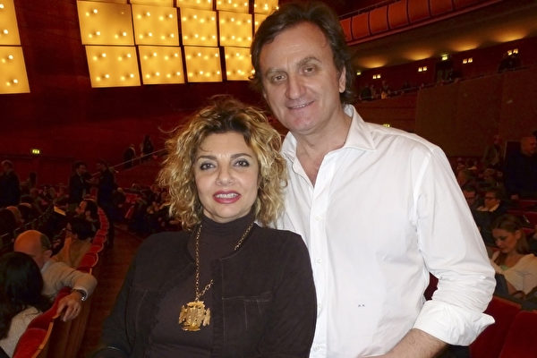 2015年3月22日下午，舞蹈老师Laura Andreani与她的先生、公司经理Alessio Rossi一起观赏了神韵国际艺术团在意大利米兰的最后一场演出，赞美不已。（林达/大纪元）