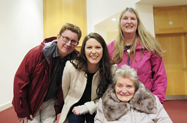 歌唱家Sheila Dougam女士一家3月25日慕名观看了美国神韵国际艺术团在都柏林会议中心的演出。图片前排从左至右：儿子Colm Dougam、女儿Emer Dougam和Sheila Dougam女士。（文华/大纪元）                               