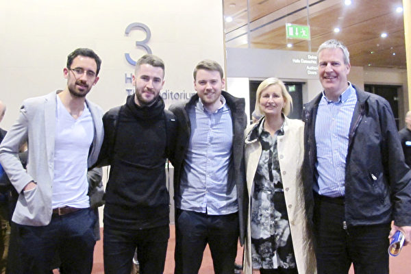 2015年3月26日，经营电子产品的公司老板Greaney夫妇（右一、二）与儿子Jack（左一）及两位朋友Kieran和Jamie Howard（左二、左三）一起观看了美国神韵国际艺术团在爱尔兰都柏林会议中心剧院的第二场演出。（麦蕾/大纪元）