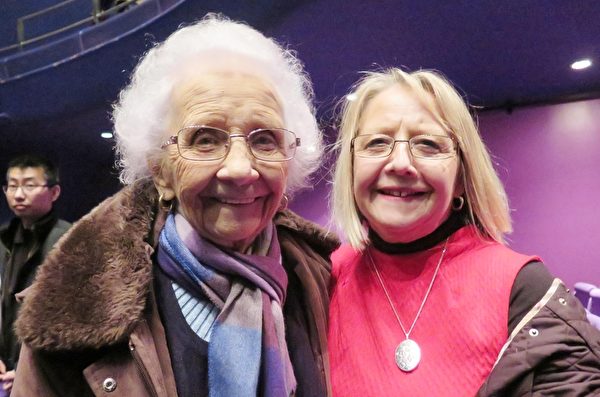 2015年3月31日，93岁的Bradbury夫人终于盼来了神韵在曼城的首演。（文华/大纪元）