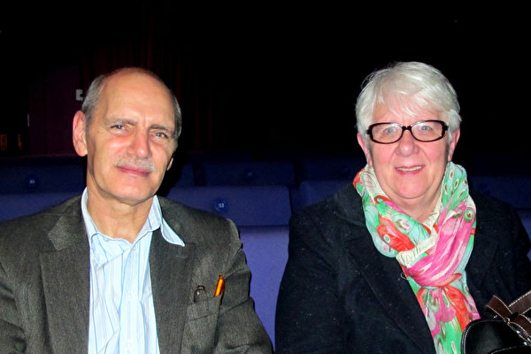 Chris Mayho先生是曼徹斯特Langdon College大學校長，太太Lynne Mayho是一名會計師，他們觀看了4月1日洛瑞劇院的神韻演出，認為「整個故事主線」令他們感動。（麥蕾/大紀元）     