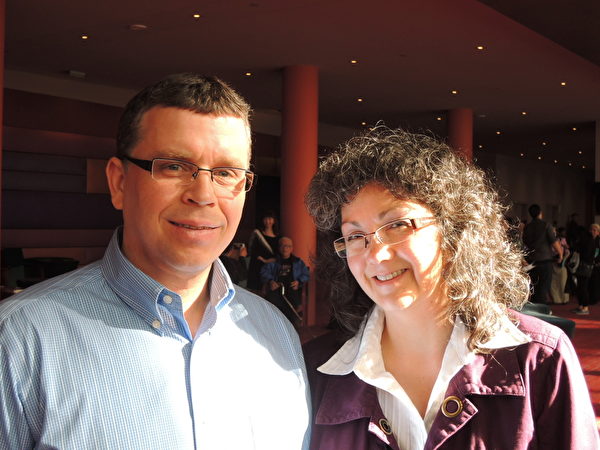 Rob Beach先生是波音公司IT部门的工程师。他和太太Judy Beach观看了神韵在西雅图的演出（文远/大纪元）