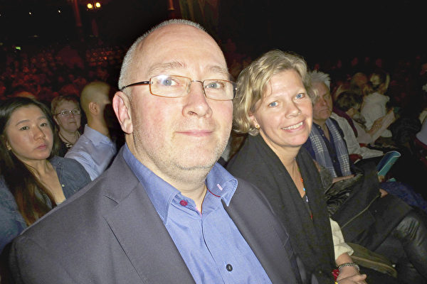 2015年4月4日晚斯德哥尔摩郡议会专员Paul Lindquist夫妇观看了在瑞典首都Circus大剧院的美国国际艺术团的首场演出。（林达/大纪元）
