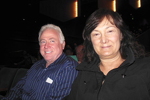 波音公司的物流供应商经理Kay Sundquist女士和公司老板Jeff Sundquist观看了神韵巡回艺术团4月5日（复活节）在西雅图麦考剧院（Marion Oliver McCaw Hall）的最后一场演出。（李辰／大纪元）     