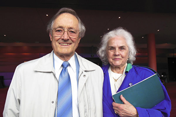 西雅图一家印刷公司老板Ward Truess和 Deanne Truess夫妇观看了神韵巡回艺术团4月5日（复活节）在西雅图麦考剧院（Marion Oliver McCaw Hall）的最后一场演出。（李辰／大纪元）          