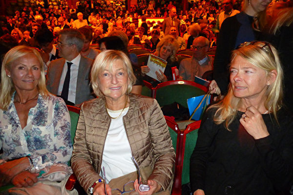 Katrin Hannar 是一位建築工程師（右），Gumilla Andersson 在退休前是紡織設計師（中），她們和另外一位朋友三人結伴，一起觀看了神韻在斯德哥爾摩的最後一場演出。（林達/大紀元）