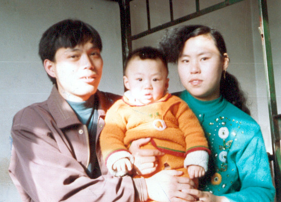 孫玉華女士，37歲，2003年3月被劫持到遼寧省女子監獄二大隊二小隊。惡警指使殺人犯孫麗傑等人對孫玉華拳打腳踢，並把大便塞在她嘴裡。1個月後孫玉華被活活打死。圖為孫玉華一家。（明慧網）