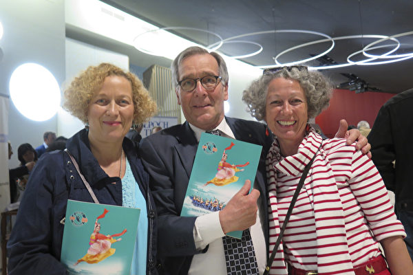 Jean-Michel Latasha教授和Sylvie Delnegro女士（左）和Francine Blanc女士（右）十分喜爱神韵（文华/大纪元）