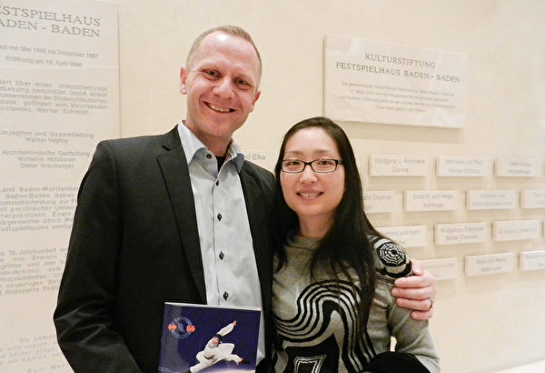 4月14日，企业家Arnold先生和女友Lu女士观看了2015 年神韵国际艺术团在德国巴登巴登市节庆大剧院（Festspielhaus）的全球巡演。（杨九思/大纪元）                               