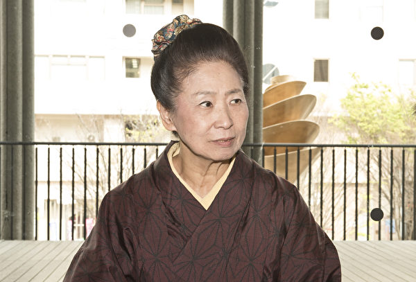日本古典舞舞蹈家金崎二三子（藝名Fumiko Yamato）觀看了4月16日在日本兵庫縣立藝術文化中心（Hyogo Performing Arts Center）神韻的演出，她說：「神韻演出給人以陽光，打開人的心靈窗戶。」（野上浩史/大紀元）