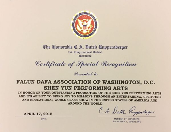 美国联邦众议员杜齐．鲁珀斯伯格向神韵表演艺术团及主办方华盛顿DC法轮大法学会颁发特别褒奖证书。（图片来源：大纪元资料室）
