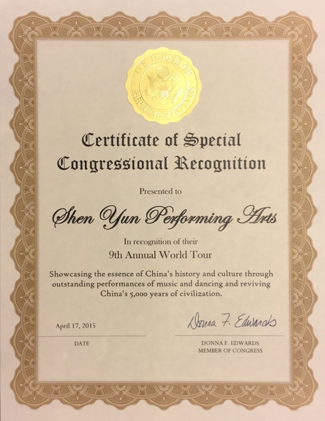 美国联邦众议员唐娜．爱德华兹给神韵颁发褒奖。（图片来源：大纪元资料室）