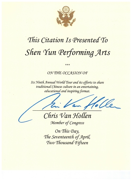 美国联邦众议员范．浩伦向神韵颁发褒奖。（图片来源：大纪元资料室）
