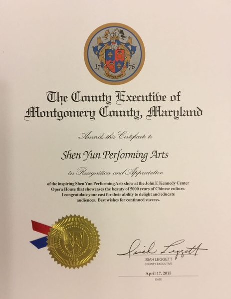 马里兰州蒙哥马利郡郡长伊塞亚．莱格特向神韵表演艺术团颁发褒奖证书。（图片来源：大纪元资料室）
