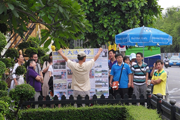 印尼法輪功學員在景點手持真相橫幅向民眾講真相。（大紀元）  