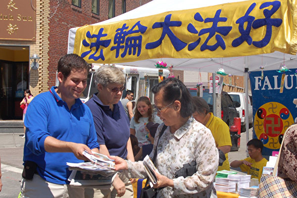 2006年7月9日，美國波士頓第三屆「亞洲風情」節期間，西方法輪功學員在華埠主街向華人講真相。（明慧網）