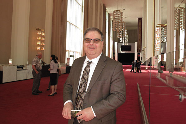 James Dunlap先生于4月18日下午在美国华盛顿DC肯尼迪中心歌剧院观看了神韵演出。（林南/大纪元）