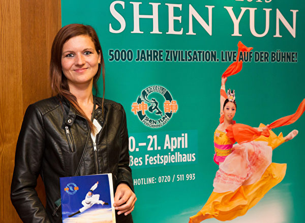 记者meyer女士观看了神韵国际艺术团在奥地利萨尔兹堡的首场演出，深受震撼。（Matthias Kehrein/大纪元）
