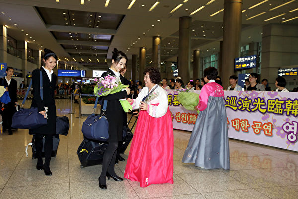 美國神韻紐約藝術團4月23日抵達亞洲最後一站韓國巡迴演出，受到粉絲的熱烈歡迎。（全宇/大紀元）