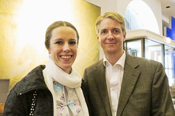 Alexander Mikas和女高音歌唱演员Diana-Marisa Brachvogel女士一起观看了神韵国际艺术团2015年4月20日在萨尔兹堡的首演。（黄芩/大纪元）