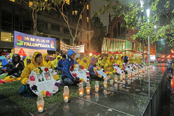 2015年4月25日晚，墨尔本法轮功学员在市政广场举行烛光守夜活动。（陈明/大纪元）