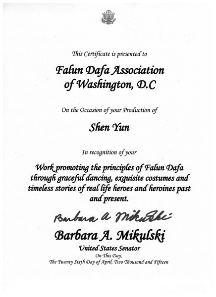 美国联邦参议员芭芭拉•米可斯奇向神韵在华府演出的主办方华盛顿DC法轮大法学会颁发褒奖证。（图片来源：大纪元资料室）
