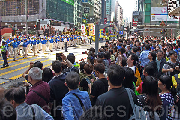 香港法輪功學員4月25日舉行紀念「四．二五」和平上訪16周年及聲援二億人退出中共組織集會遊行。八百人組成的遊行隊伍場面浩大，震撼了許多大陸遊客，他們紛紛拿起相機拍照。（潘在殊/大紀元）