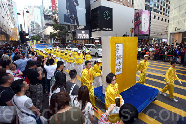 香港法轮功学员4月25日举行纪念“四．二五”和平上访16周年及声援二亿人退出中共组织集会游行。八百人组成的游行队伍场面浩大，震撼了许多大陆游客，他们纷纷拿起相机拍照。（潘在殊/大纪元）