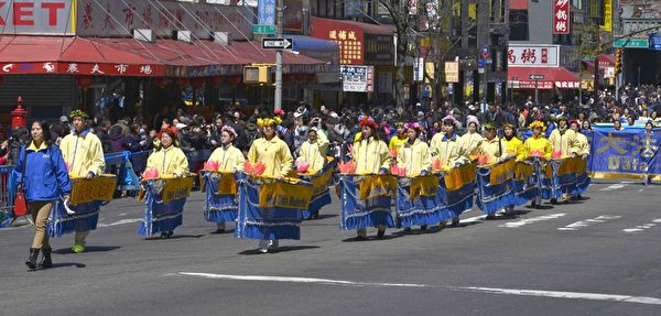 4月25日，大紐約地區的法輪功學員在紐約市皇后區法拉盛舉行盛大的游行和集會，紀念1999年4月25日万名法輪功學員到北京和平上訪十六周年。( Andy Chan/大紀元)
