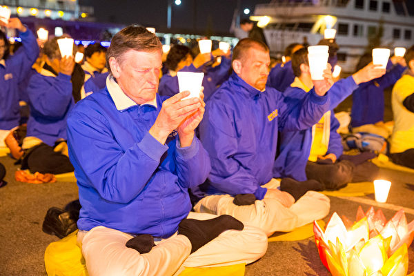 2015年4月25日，纽约法轮大法弟子中领馆前举行烛光守夜，纪念4‧25和平上访16周年，悼念被中共迫害致死的法轮功学员。（戴兵／大纪元）