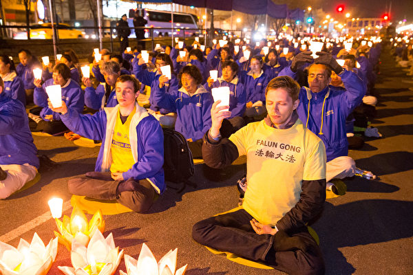 2015年4月25日，纽约法轮大法弟子中领馆前举行烛光守夜，纪念4‧25和平上访16周年，悼念被中共迫害致死的法轮功学员。（戴兵／大纪元）