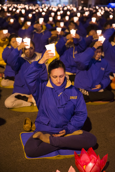 2015年4月25日，纽约法轮大法弟子中领馆前举行烛光守夜，纪念4‧25和平上访16周年，悼念被中共迫害致死的法轮功学员。（爱德华／大纪元）