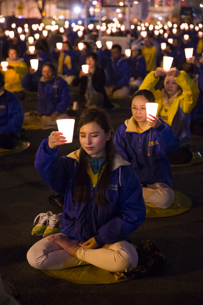 2015年4月25日，纽约法轮大法弟子中领馆前举行烛光守夜，纪念4‧25和平上访16周年，悼念被中共迫害致死的法轮功学员。（爱德华／大纪元）