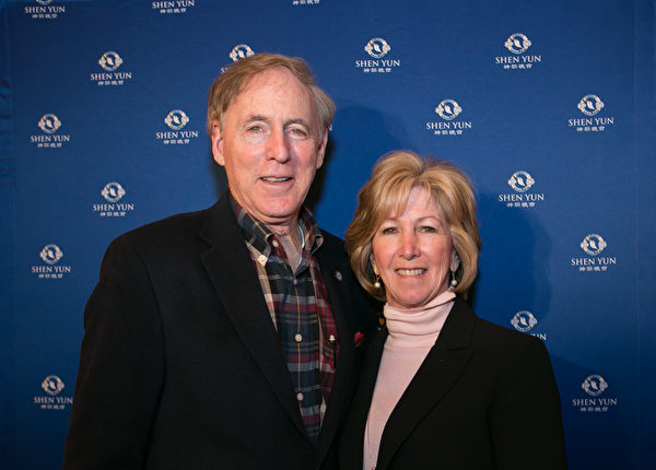 前美國國會議員克里夫．斯坦恩（Cliff Stearns）和太太Joan Stearns。（李莎/大紀元）