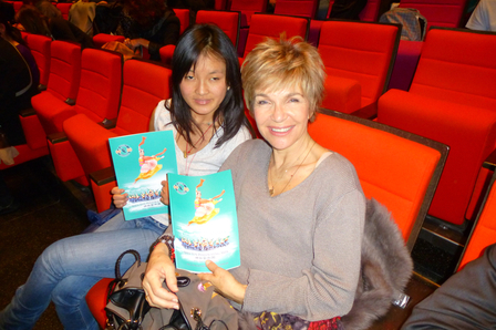 法国著名影星Véronique Jannot与女儿Mimgar观看了神韵在巴黎的第三场演出。非常遗憾神韵不能去中国演出。（亦凡/大纪元） 