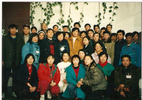1996年1月21日，法轮功创始人李洪志先生莅临清华大学建筑馆，在《转法轮》精装本首发式上讲法，并与清华大学法轮功学员合影。（明慧网）  