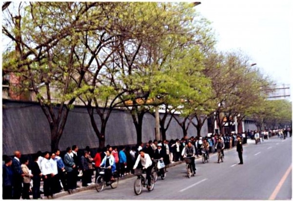 1999年4月25日，萬名法輪功學員依法去國務院信訪辦和平上訪，被警察引領，進入中南海附近的府右街。圖為上訪的法輪功學員靜靜等待著向國務院信訪辦反映情況。（明慧網）