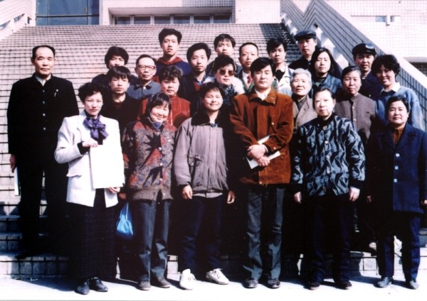 1994年李洪志先生在河北石家莊傳法期間，與當地部分法輪功學員合影。（明慧網） 